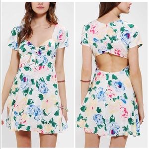 Reformation x Urban Outfitters white cut out short floral dress Small